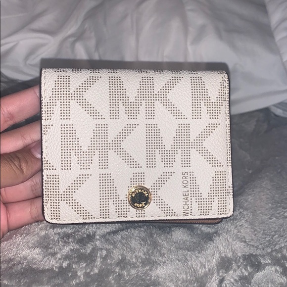 BRAND NEW MK WALLET - Picture 1 of 4